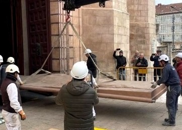 Las pol&eacute;micas puertas de Antonio L&oacute;pez llegan a la Catedral de Burgos entre gran expectaci&oacute;n | Imagen 1